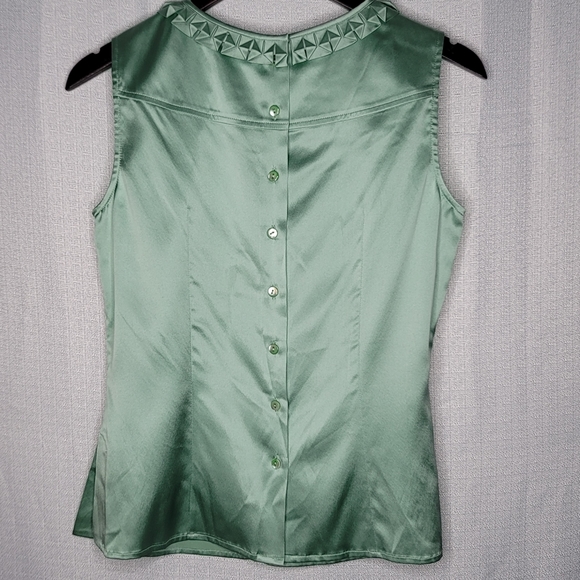 Sleeveless Button Back Blouse - Picture 6 of 10